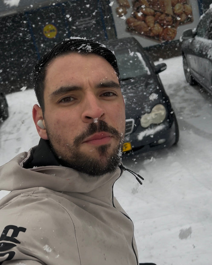 Sneeuw op Appies hoofd tijdens de winterse wijkrun