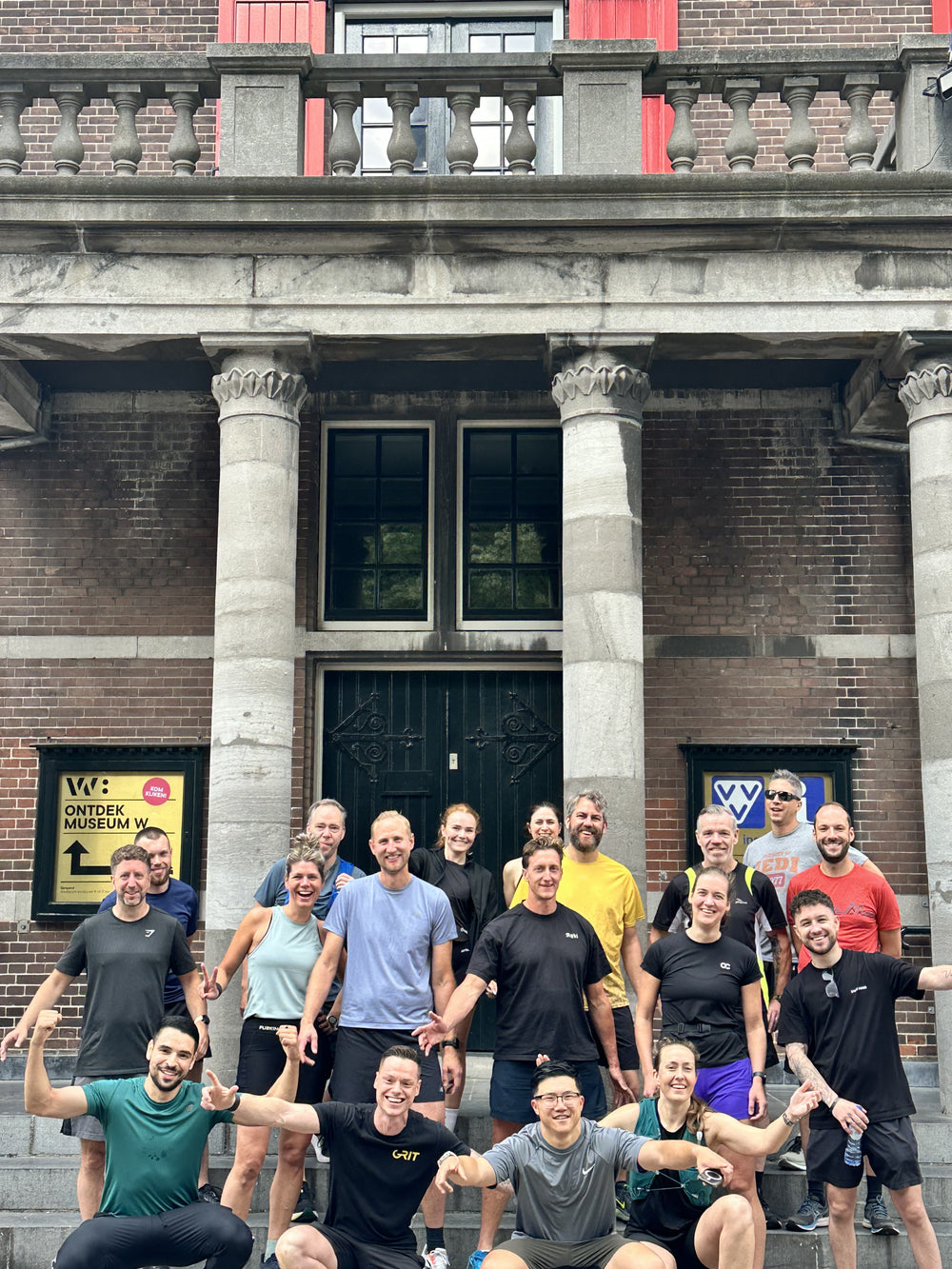 De lopers van de Weert Social Run samen op de trappen
