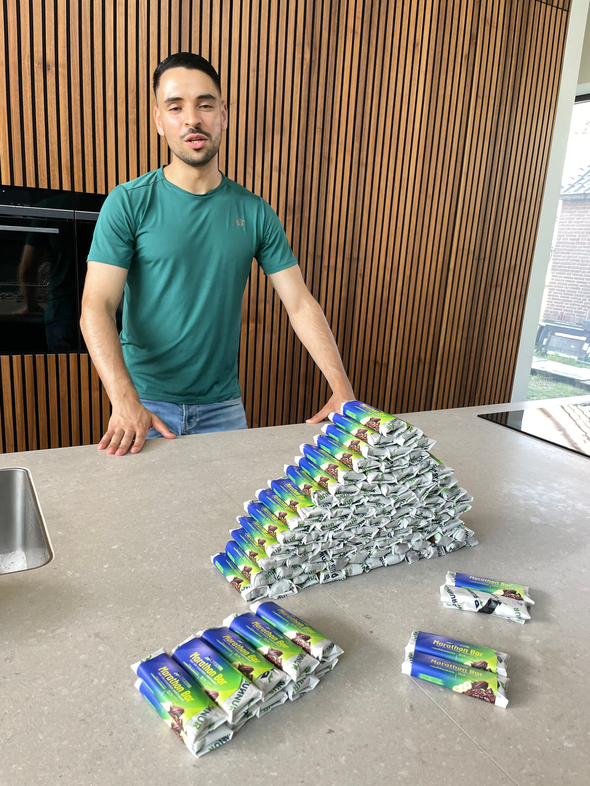 Appie met zijn eerste batches Marathon Bars