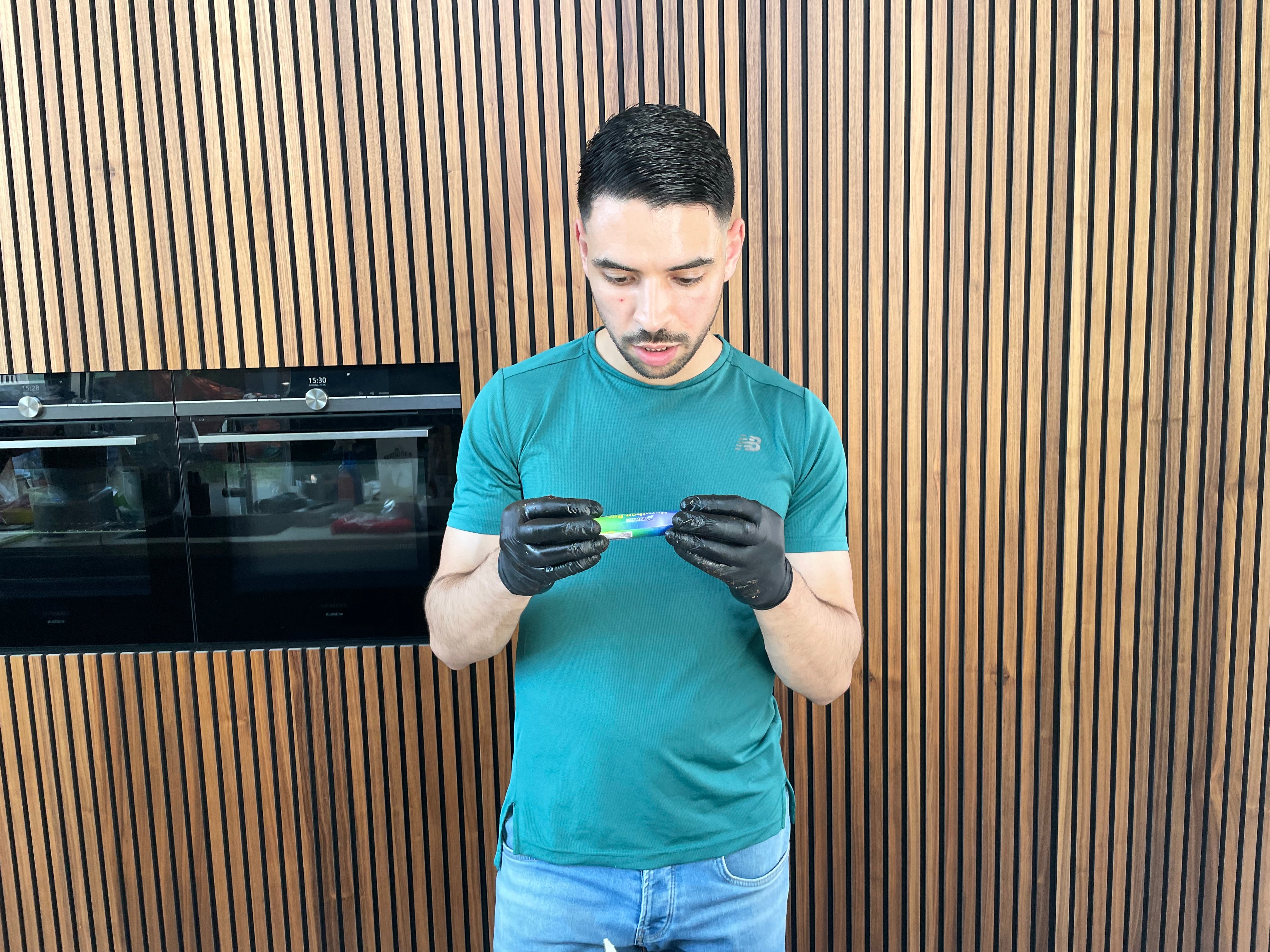 Appie houdt zijn zelfgemaakte Marathon Bar vast