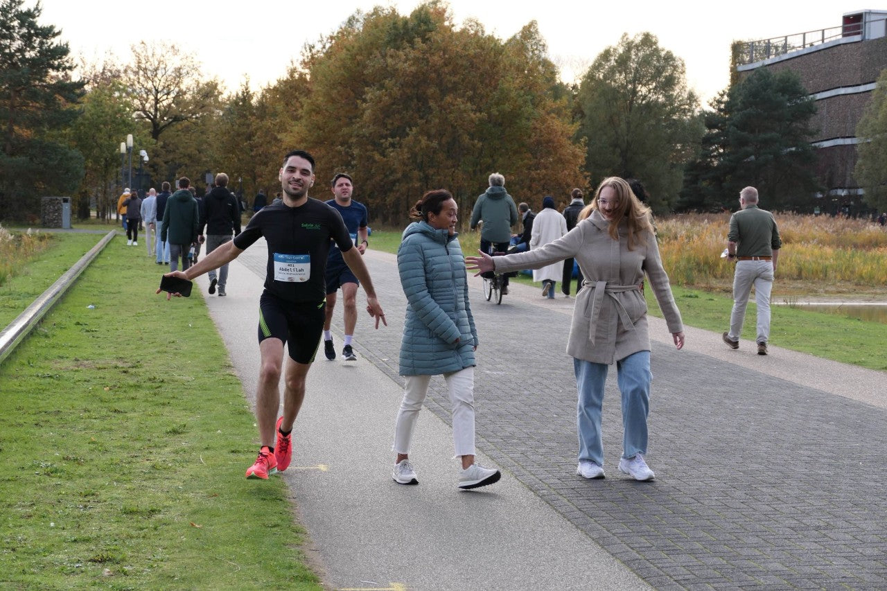 Appie lachend onderweg tijdens een 15 kilometerwedstrijd