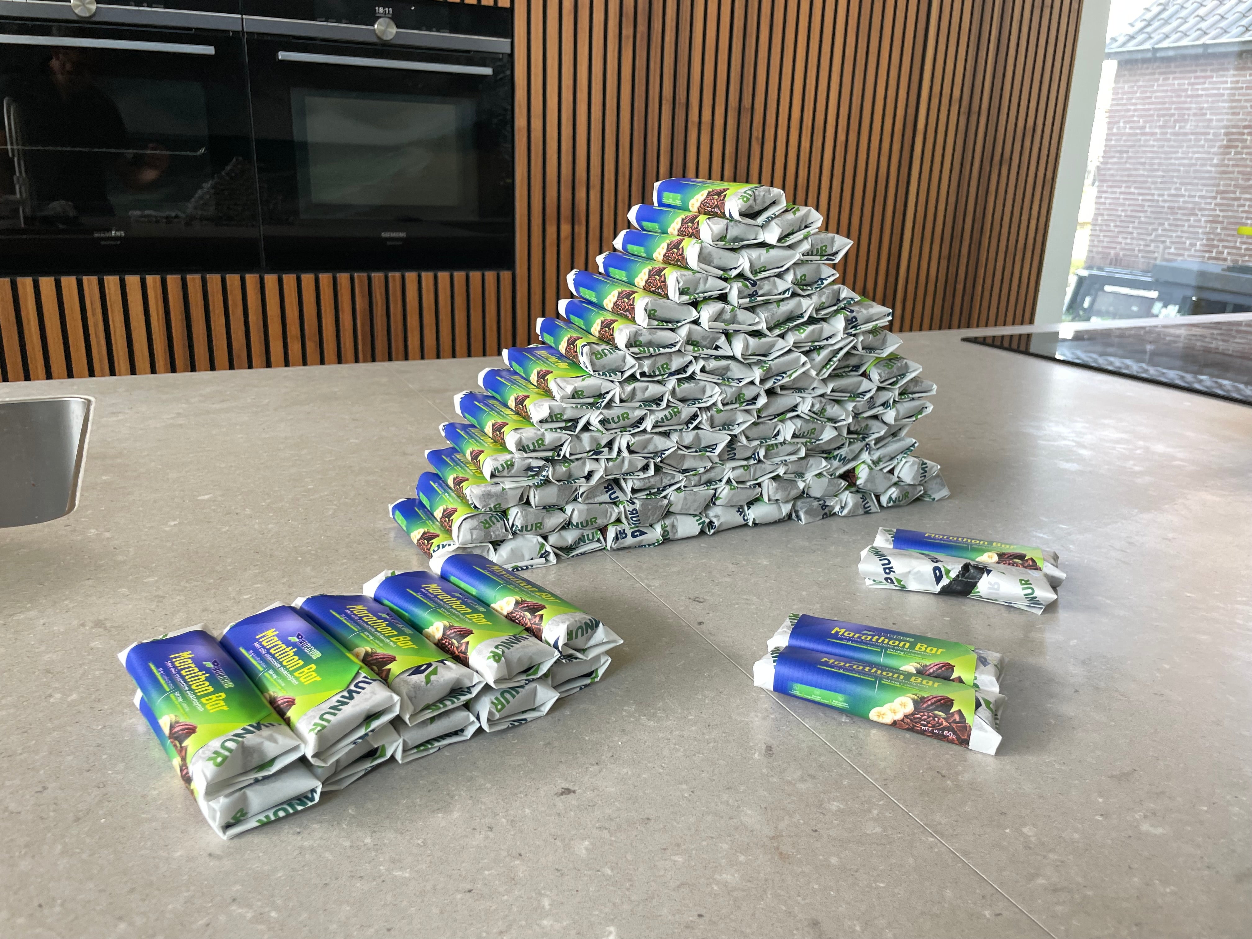 Een vroege batch Marathon Bars op de keukentafel